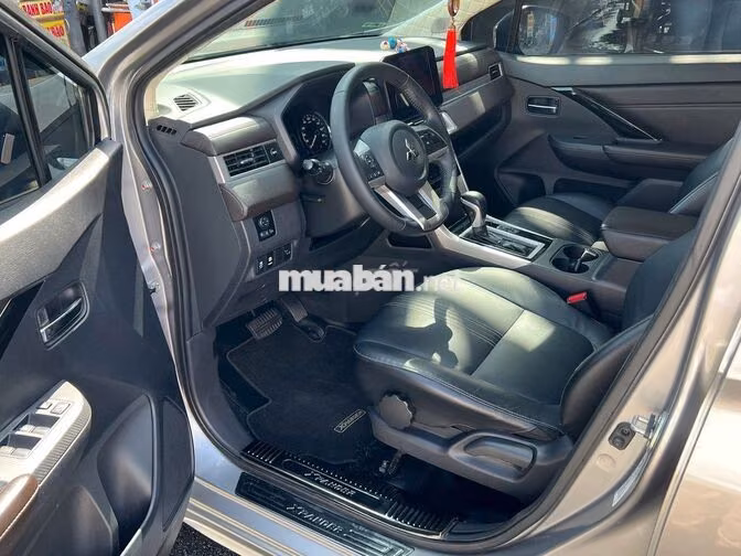 Mitsubishi Xpander Premium AT 2023 màu bạc