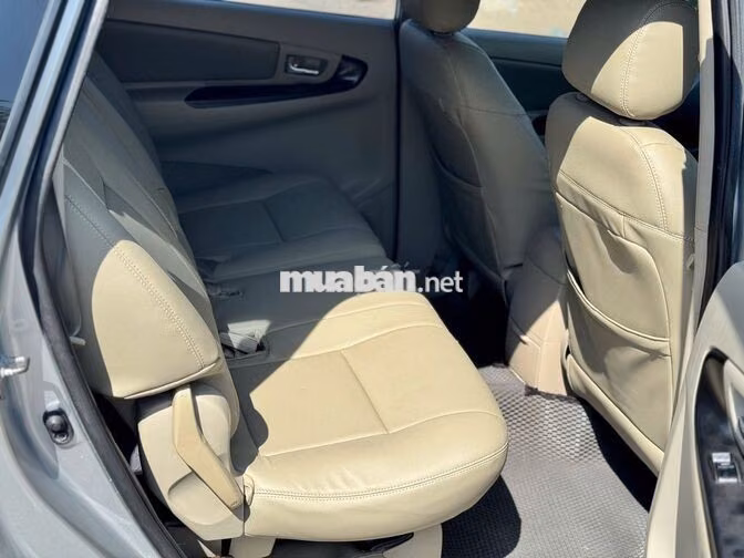 Toyota Innova E số sàn 2016 màu xám