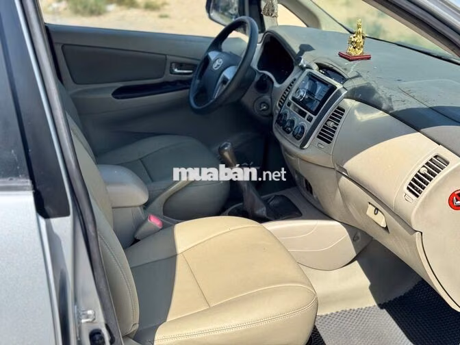 Toyota Innova E số sàn 2016 màu xám