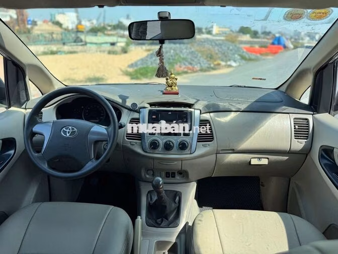 Toyota Innova E số sàn 2016 màu xám