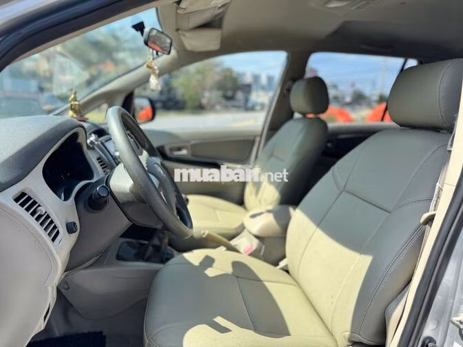 Toyota Innova E số sàn 2016 màu xám
