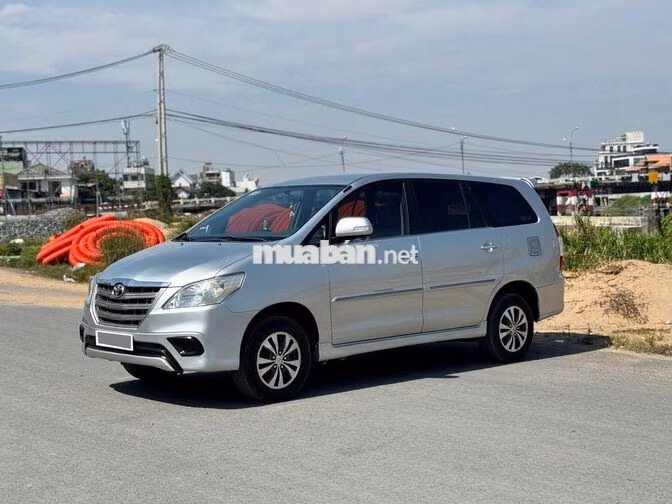 Toyota Innova E số sàn 2016 màu xám