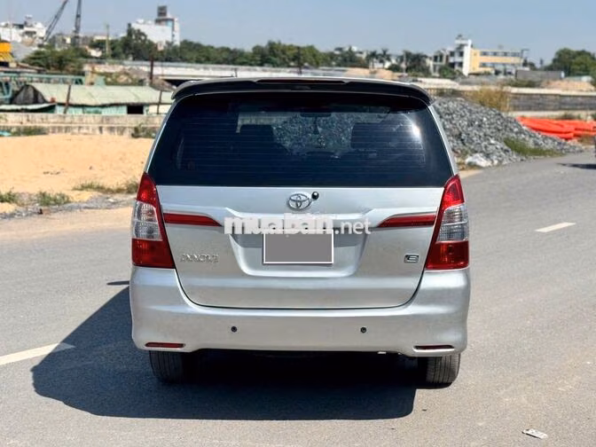 Toyota Innova E số sàn 2016 màu xám