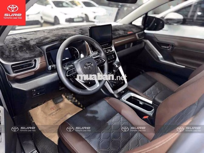 Toyota Innova Cross V 2024 Bạc 8 chỗ CHÍNH HÃNG