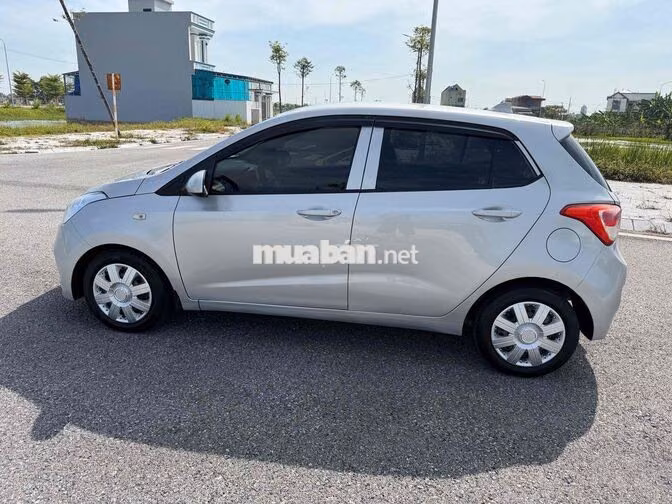Hyundai i10 2016 Bản thiếu màu Bạc