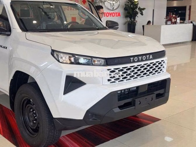 Xe Toyota Hilux Standard 2.8L 4x2 MT 2026