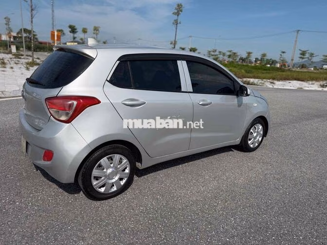 Hyundai i10 2016 Bản thiếu màu Bạc