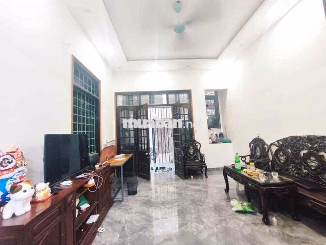 Bán đất tặng nhà cấp4 phố Minh Khai 60 m2 giá 10.6 tỷ sổ vuông vắn sổ