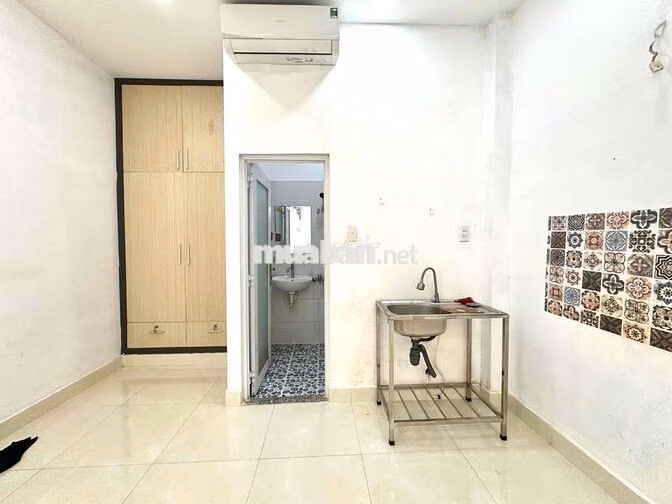 STUDIO CỬA SỔ TRỜI SIÊU THOÁNG - NỘI THẤT CƠ BẢN - NGAY PHAN XÍCH LONG