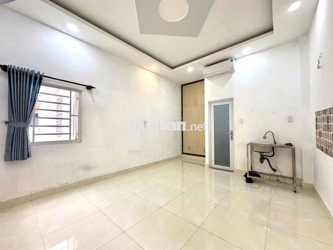 STUDIO CỬA SỔ TRỜI SIÊU THOÁNG - NỘI THẤT CƠ BẢN - NGAY PHAN XÍCH LONG