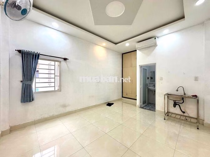 STUDIO CỬA SỔ TRỜI SIÊU THOÁNG - NỘI THẤT CƠ BẢN - NGAY PHAN XÍCH LONG