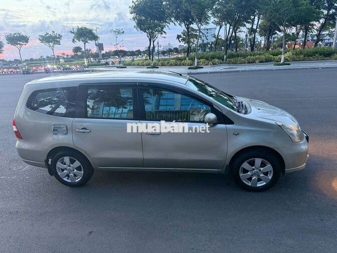 Nissan Livina 2011 Tự động Vàng cát 5 chỗ
