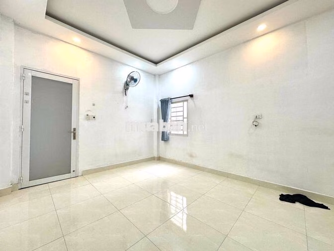 STUDIO CỬA SỔ TRỜI SIÊU THOÁNG - NỘI THẤT CƠ BẢN - NGAY PHAN XÍCH LONG