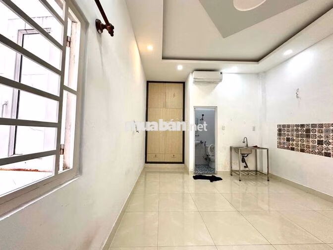 STUDIO CỬA SỔ TRỜI SIÊU THOÁNG - NỘI THẤT CƠ BẢN - NGAY PHAN XÍCH LONG