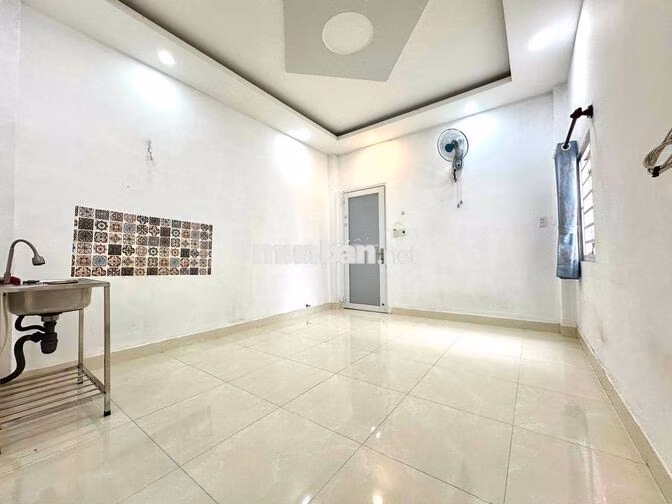 STUDIO CỬA SỔ TRỜI SIÊU THOÁNG - NỘI THẤT CƠ BẢN - NGAY PHAN XÍCH LONG