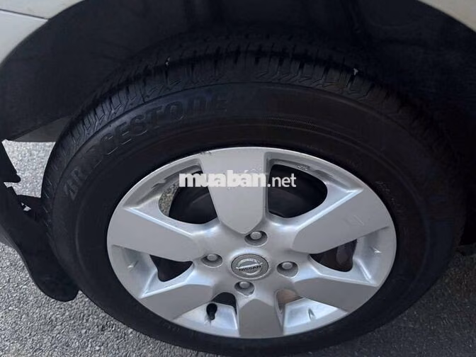 Nissan Livina 2011 Tự động Vàng cát 5 chỗ