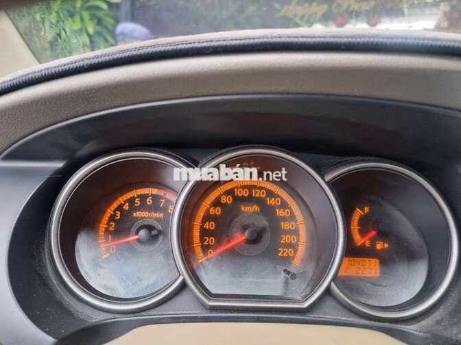 Nissan Livina 2011 Tự động Vàng cát 5 chỗ