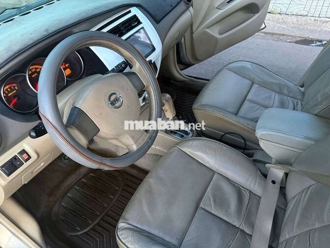Nissan Livina 2011 Tự động Vàng cát 5 chỗ
