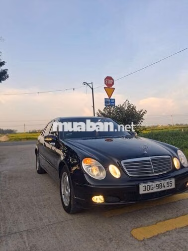 Mercedes-Benz E240 Đen 5 chỗ