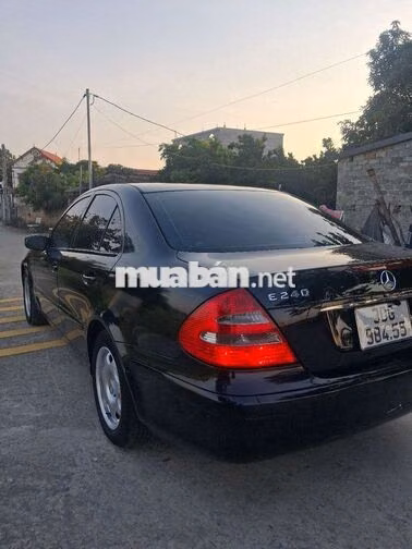 Mercedes-Benz E240 Đen 5 chỗ