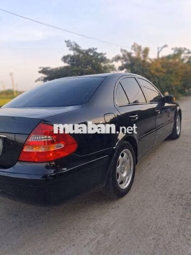 Mercedes-Benz E240 Đen 5 chỗ