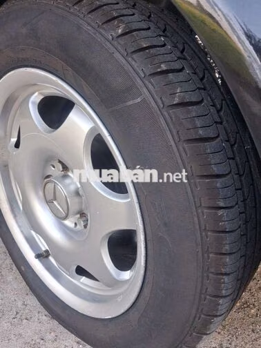 Mercedes-Benz E240 Đen 5 chỗ