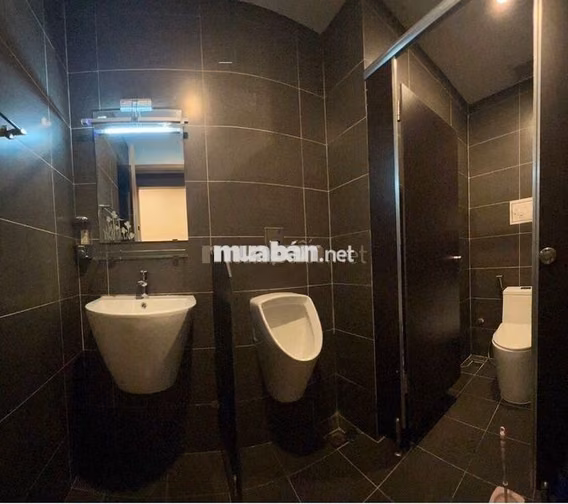 CHO THUÊ NHÀ GÓC 2MT KHU ẨM THỰC PHAN XÍCH LONG, DT 8x18m, HẦM 4 TẦNG