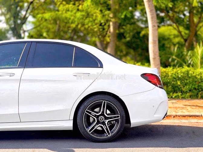 Mercedes C300 AMG 2021 màu trắng siêu lướt