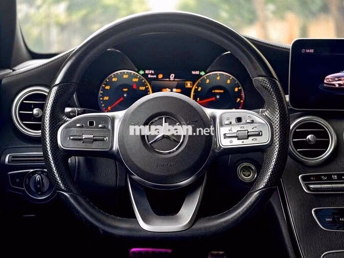 Mercedes C300 AMG 2021 màu trắng siêu lướt