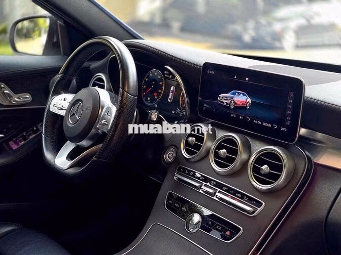 Mercedes C300 AMG 2021 màu trắng siêu lướt