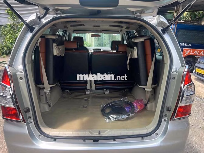Toyota Innova 2.0E 8 chỗ Xăng Bạc
