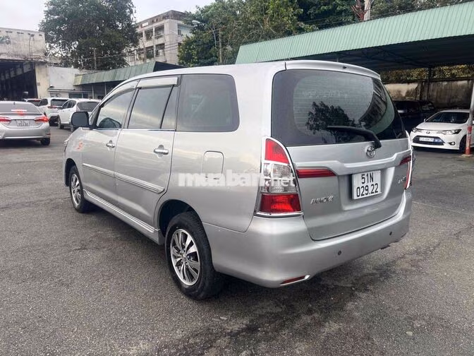 Toyota Innova 2.0E 8 chỗ Xăng Bạc
