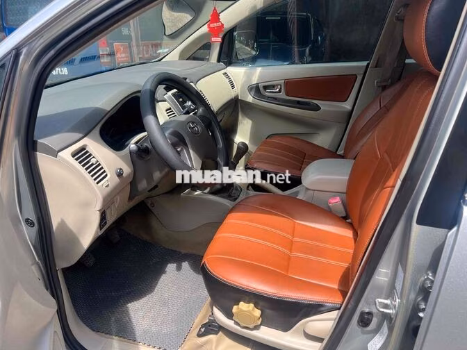 Toyota Innova 2.0E 8 chỗ Xăng Bạc