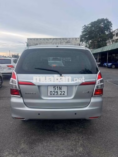 Toyota Innova 2.0E 8 chỗ Xăng Bạc