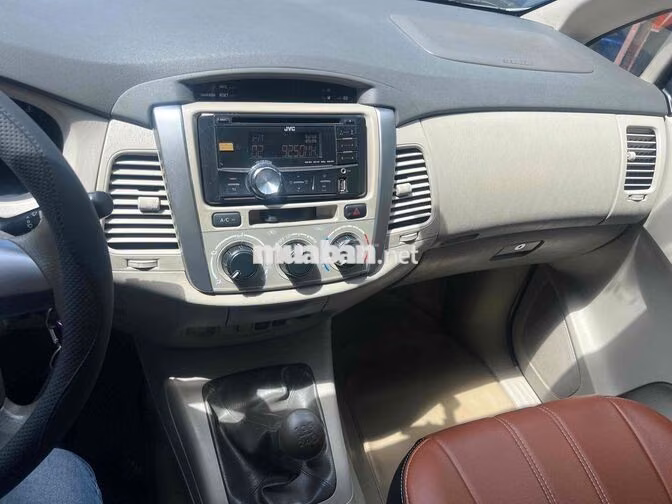 Toyota Innova 2.0E 8 chỗ Xăng Bạc