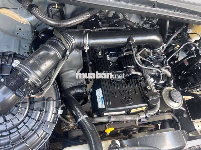 Toyota Innova 2.0E 8 chỗ Xăng Bạc