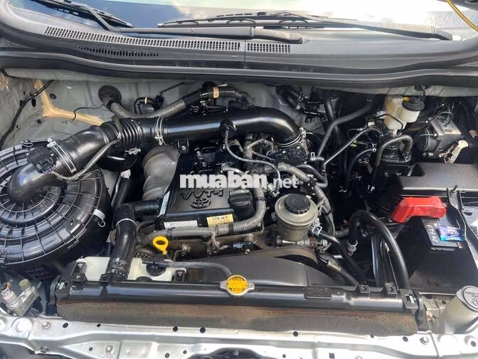 Toyota Innova 2.0E 8 chỗ Xăng Bạc