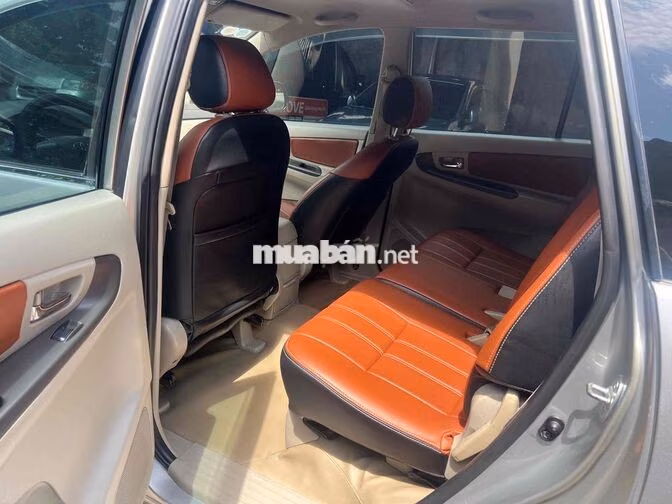 Toyota Innova 2.0E 8 chỗ Xăng Bạc