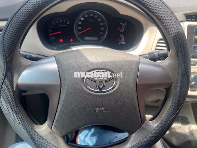 Toyota Innova 2.0E 8 chỗ Xăng Bạc