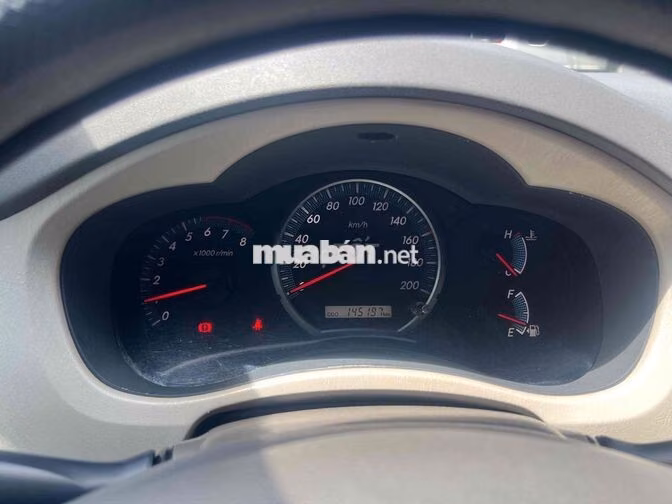 Toyota Innova 2.0E 8 chỗ Xăng Bạc
