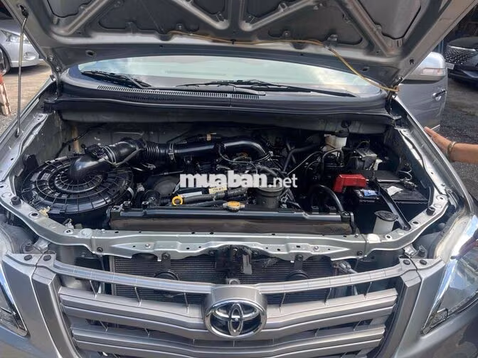 Toyota Innova 2.0E 8 chỗ Xăng Bạc