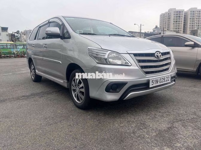 Toyota Innova 2.0E 8 chỗ Xăng Bạc