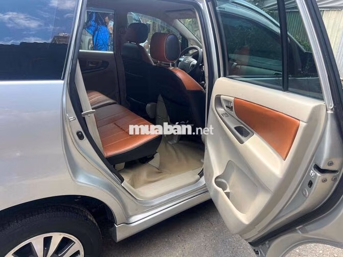 Toyota Innova 2.0E 8 chỗ Xăng Bạc