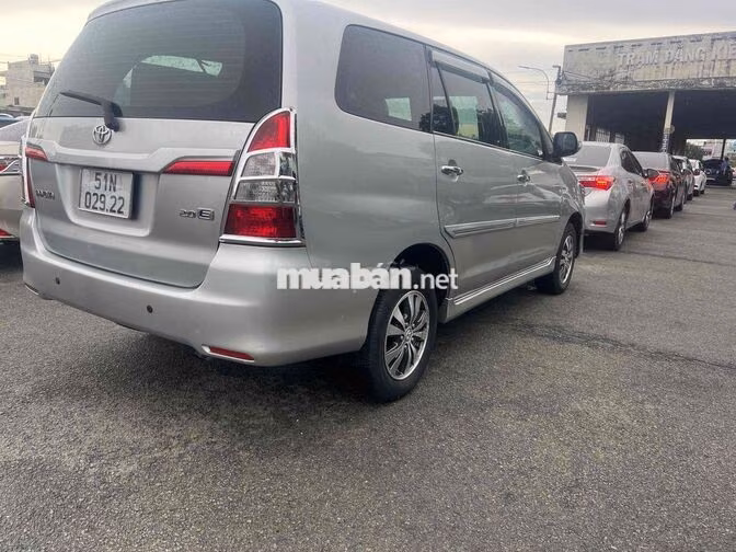Toyota Innova 2.0E 8 chỗ Xăng Bạc
