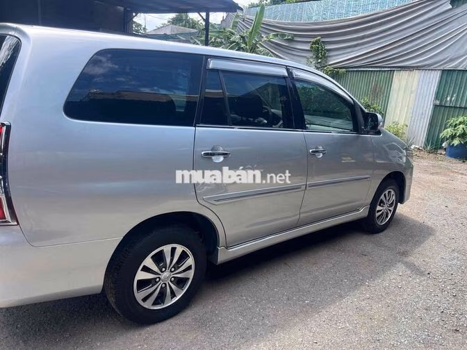 Toyota Innova 2.0E 8 chỗ Xăng Bạc