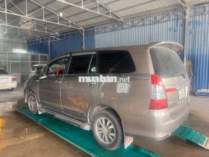 Toyota Innova 7 chỗ Bạc
