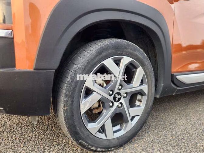 Mitsubishi Xpander Cross 7 chỗ màu Cam