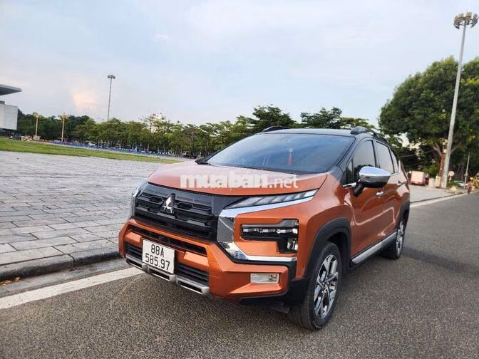 Mitsubishi Xpander Cross 7 chỗ màu Cam