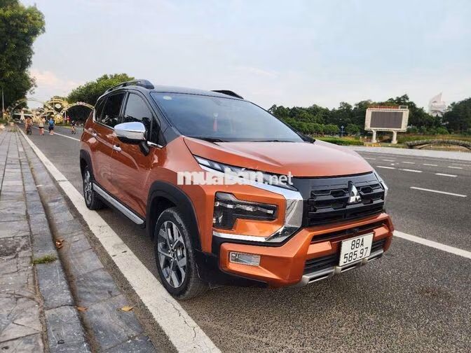 Mitsubishi Xpander Cross 7 chỗ màu Cam