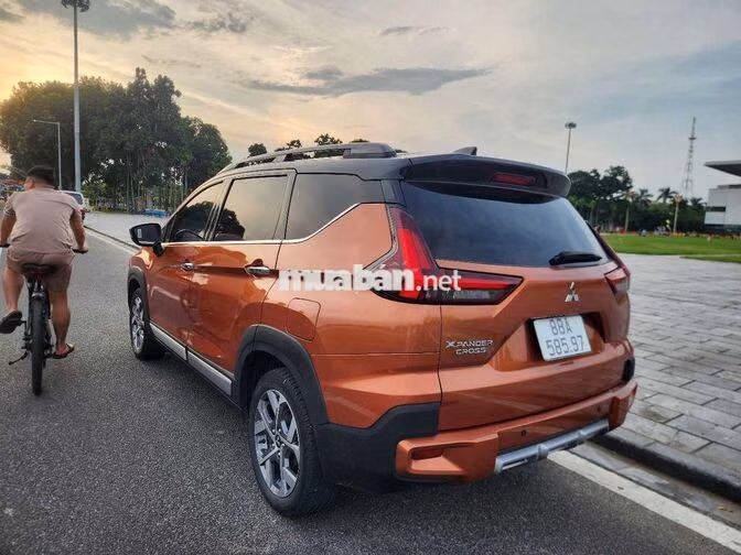 Mitsubishi Xpander Cross 7 chỗ màu Cam